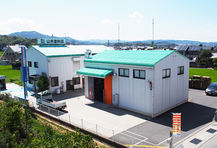 山本塗料店の外観